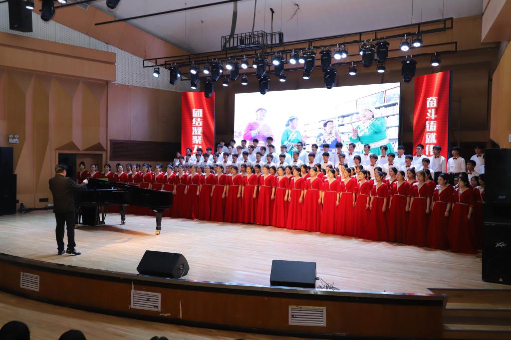 團結(jié)凝聚力量 奮斗鑄就偉業(yè)——我?！皬妵鴱?fù)興有我”師生文藝匯演成功舉辦